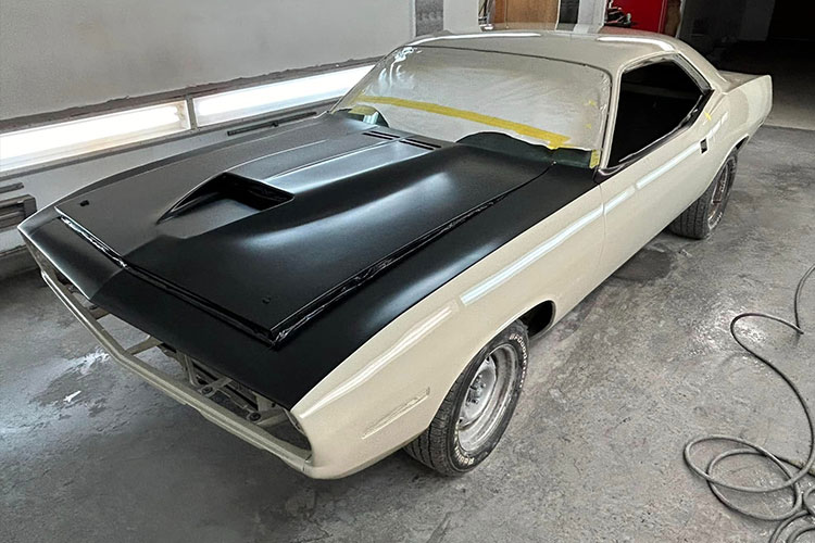 Masquage et préparation de carrosserie avant peinture dans un atelier à Beloeil