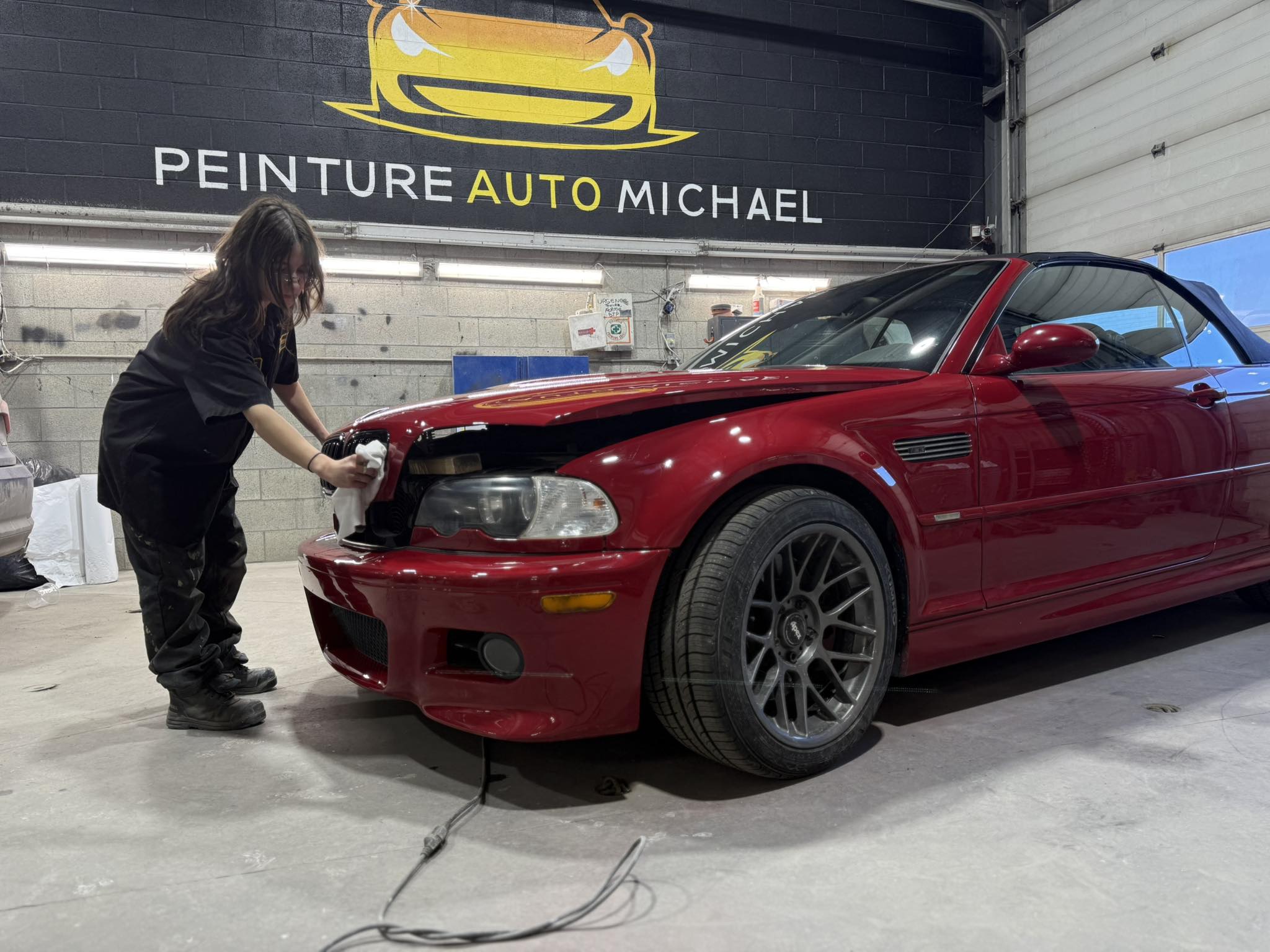 Masquage et préparation de carrosserie avant peinture dans un atelier à Boisbriand