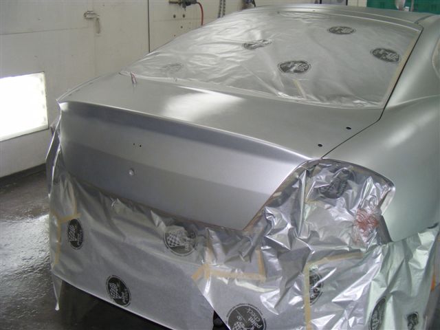 Masquage et préparation de carrosserie avant peinture dans un atelier à Brossard