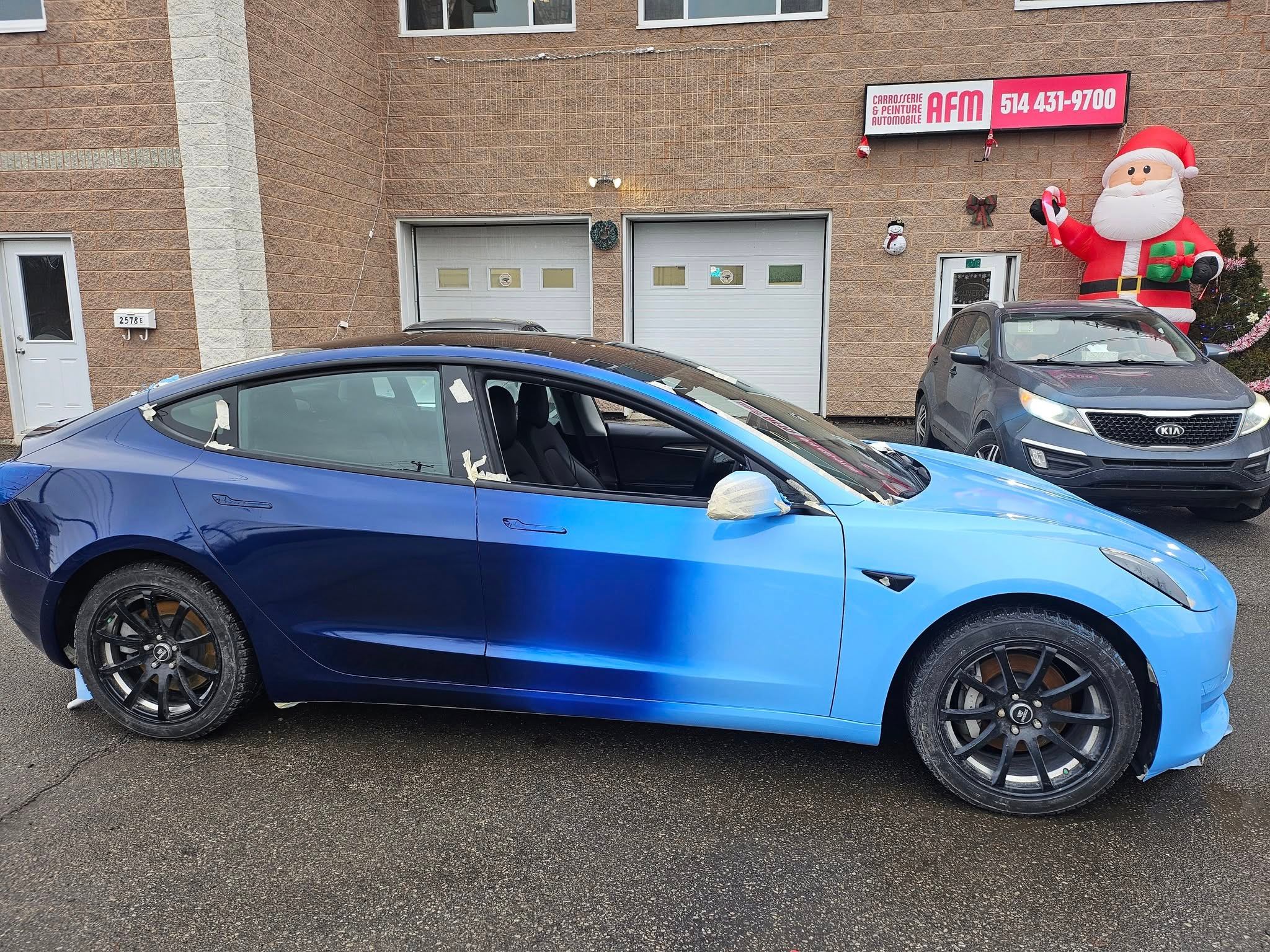 Panneaux et pare‑chocs en attente de réparation dans un atelier de carrosserie à Dollard-des-Ormeaux 