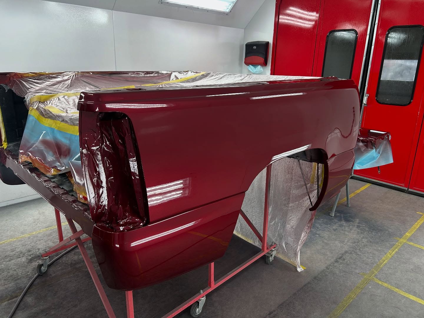 Nuancier de peinture utilisé par un carrossier en atelier à Granby