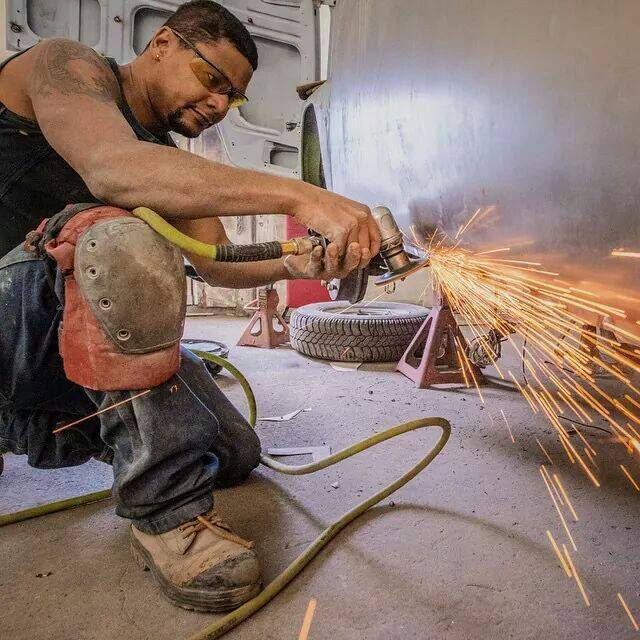 Masquage et préparation de carrosserie avant peinture dans un atelier à Joliette