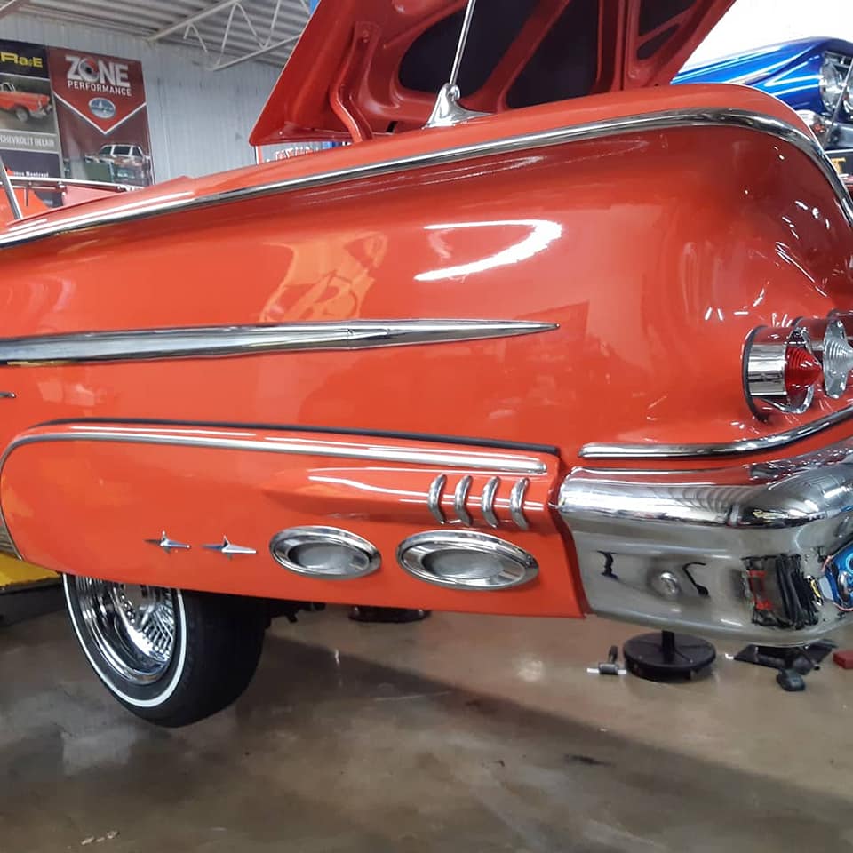 Panneaux et pare‑chocs en attente de réparation dans un atelier de carrosserie à L'Assomption 