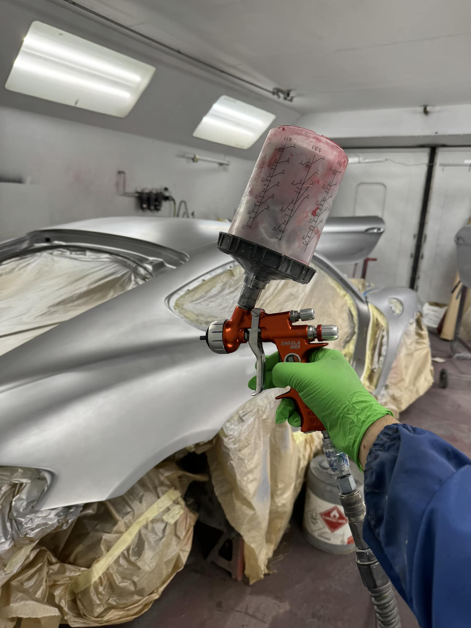 Panneaux et pare‑chocs en attente de réparation dans un atelier de carrosserie à Saint-Eustache 
