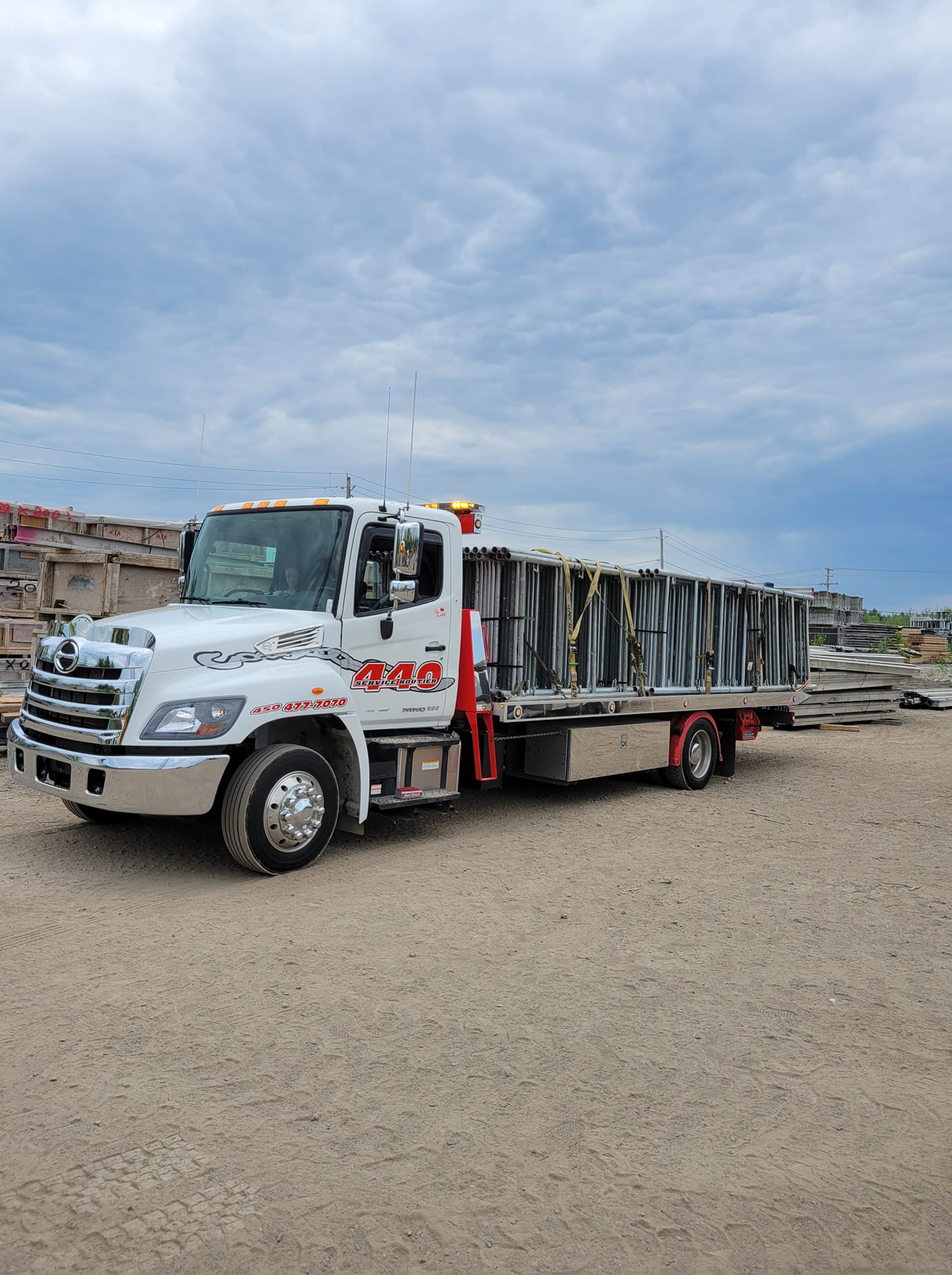 Panneaux et pare‑chocs en attente de réparation dans un atelier de carrosserie à Terrebonne 