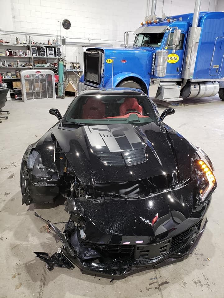  Carrossier ponçant un panneau de carrosserie dans un atelier à Terrebonne 