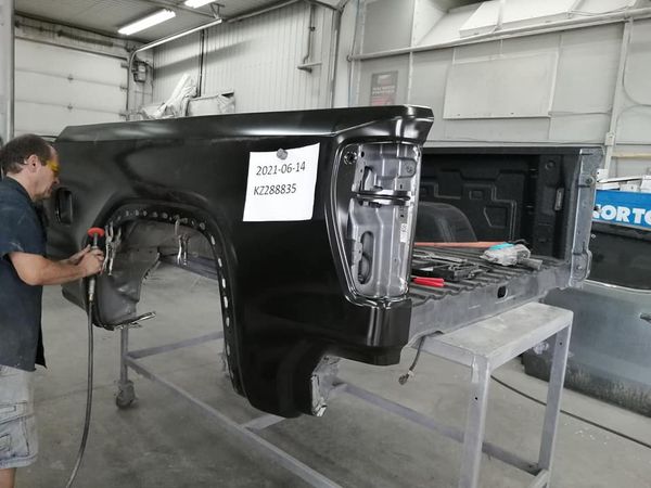 Nuancier de peinture utilisé par un carrossier en atelier en Beauce